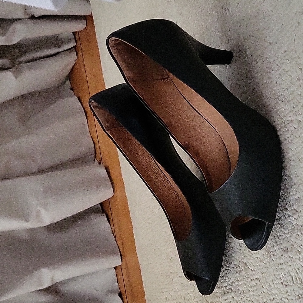 Peep toe Jazz Pumps, black leather, size 7.5
